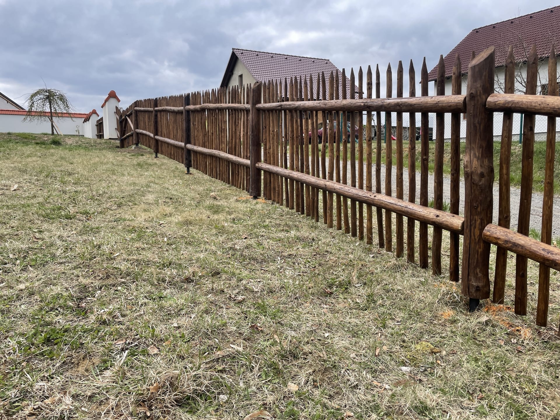 Obrázek 3 / Dřevěné ploty - ručně opracovaný   - realizace Radiměř 4-2022